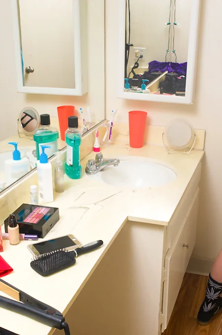 Lovely cheerleader Jenna Reid exposes pink peach in the bathroom